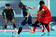 Le milieu de terrain français n°10 Frédéric Villeroux (C) et le défenseur chinois n°3 Meng Liu (2-R) lors du match de cécifoot masculin entre la France et la Chine aux Jeux Paralympiques de Paris 2024, le 1er septembre 2024.