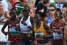 L'athlète Rebecca Cheptegei (en jaune) a été tuée par son compagnon au retour des Jeux Olympiques de Paris.