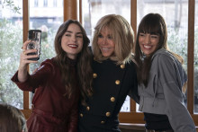 Lily Collins, Brigitte Macron et Thalia Besson dans "Emily in Paris"