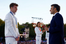 Léon Marchand avec Emmanuel Macron lors de la "Parade des Champions".
