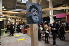 Un portrait de l'abbé Pierre en peinture, installé lors d'une vente Emmaüs au marché de Riquet à Paris en 2012 (image d'illustration)