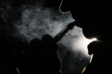Un fumeur de cigarette électronique, en septembre 2013 (archives)