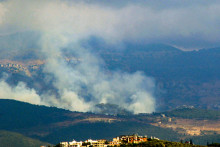 Des volutes de fumée s'élèvent du site d'une frappe aérienne israélienne qui a ciblé la périphérie de la région de Jarjouaa, au Sud-Liban, le 21 septembre 2024.