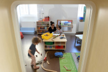 Des enfants dans une crèche (illustration)