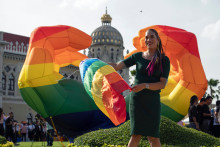 Un membre de la communauté LGBTQ célèbre après que le parlement thaïlandais a adopté le vote sénatorial final sur le projet de loi sur le mariage homosexuel le 18 juin 2024 à Bangkok.