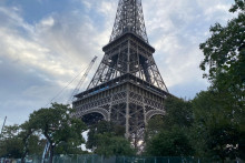La tour Eiffel en train de se faire retirer les anneaux olympiques
