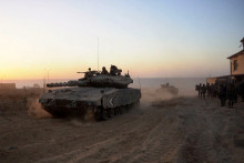 Cette image tirée d'une vidéo diffusée par l'armée israélienne le 11 novembre 2023 montre des chars israéliens à l'intérieur de la bande de Gaza.