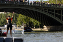 La combinaison d'Anne Hidalgo avec laquelle elle s'est baignée dans la Seine le 17 juillet dernier va être exposée au musée Olympique à Lausanne