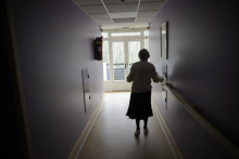 Une femme souffrant de la maladie d'Alzheimer à Angervilliers, en mars 2011 (photo d'illustration).