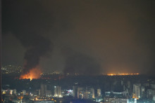 De la fumée s'élève du site d'une frappe aérienne israélienne qui a visé un quartier de la banlieue sud de Beyrouth, le 7 octobre 2024