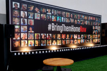 Portraits d'otages sont exposés à un mémorial pour les victimes tuées ou enlevées au festival de musique Supernova lors de l'attaque, à la veille du premier anniversaire, à Tel Aviv, le 6 octobre 2024