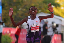 Ruth Chepngetich est devenue la première femme à courir un marathon en moins de 2h10.