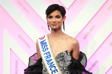 Eve Gilles, Miss France 2024 est candidate à Miss Univers aux côtés de trois candidates ultra-marines.