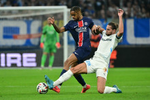 Le Parisien Bradley Barcola et le Marseillais Adrien Rabiot lors du match OM-PSG, dimanche 27 octobre.