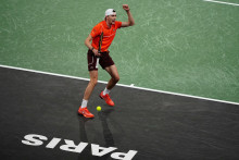 Le Français Ugo Humbert contre le Russe Karen Khachanov lors de la demi-finale de l'ATP Masters 1000 de Paris le 2 novembre 2024