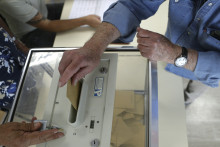 À quatre mois des municipales du 15 mars, certains édiles dépassant les 80 ans n’ont aucune intention d’abandonner leur écharpe. (illustration)