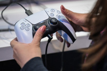 Une manette sans fil de PlayStation