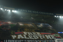 Les supporters de Paris tiennent un tifo sur lequel est écrit "Free Palestine" avant le match de football entre le PSG et l'Atletico de Madrid, au Parc des Princes, le 6 novembre 2024.