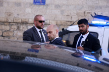 Le ministre des affaires étrangères, Jean-Noël Barrot quittant l'église d'Eleona après avoir suspendu sa visite suite à l'arrestation de deux gendarmes français par des policiers israéliens