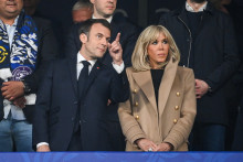 Emmanuel Macron et son épouse Brigitte Macron dans les gradins du stade de France en avril 2023 (photo d'illustration)