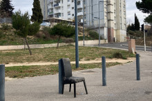 La chaise d'un guetteur sur un point de deal (illustration)