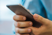 Un homme sur son téléphone (illustration)