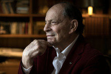 Charles Dumont, dans son appartement à Paris, le 19 mars 2018.
