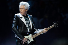 Le bassiste de U2, Adam Clayton, en concert à Chicago.