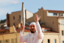 Le rappeur Jul en mai 2024 avec la flamme olympique à Marseille