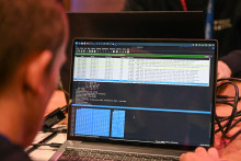 Un expert informatique devant un ordinateur