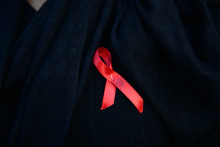 Le fameux ruban rouge, symbole de la lutte contre le sida (image d'illustration).