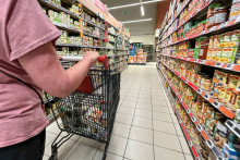 Une femme fait ses courses dans un supermarché de Lens, en juin 2023 (illustration).