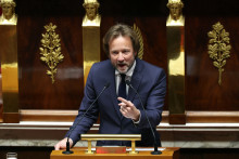 Le président du groupe socialiste, Boris Vallaud, prononce un discours à l'Assemblée nationale à Paris, le 4 décembre 2024.