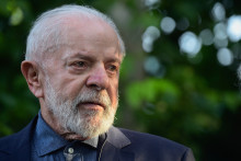 Le président brésilien Luiz Inácio Lula da Silva après avoir décoré l'ancien président uruguayen (2010-2015) José Mujica (hors cadre) de l'Ordre national de la Croix du Sud lors d'une visite à sa maison à Montevideo le 5 décembre 2024.