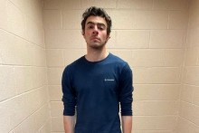 Luigi Mangione photographié par les forces de l'ordre après son arrestation