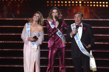 L'animateur de télévision français Jean-Pierre Foucault (à droite), Miss France 1998 Sophie Thalmann et Miss France 1996 Laure Belleville (à gauche) s'expriment sur scène lors du concours de beauté Miss France 2025 à l'Arena Futuroscope.