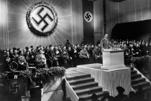 Adolf Hitler donnant un discours, lors d'un meeting de son parti en 1939