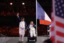Aurélie Aubert défile sur scène lors de la cérémonie de clôture des Jeux Paralympiques de Paris 2024, le 8 septembre 2024.