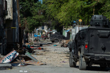 La police patrouille autour de l'hôpital Bernard Mevs où des gangs armés ont semé la violence à Port-au-Prince le 17 décembre 2024