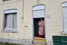 Sandrine, contrainte d'habiter dans une maison sans porte.