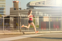 Une jeune femme fait un jogging