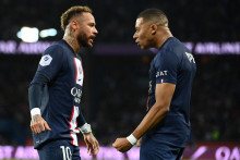 Mbappé et Neymar avec le maillot du PSG