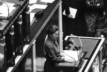 Simone Veil à la tribune de l'Assemblée nationale le 26 novembre 1974