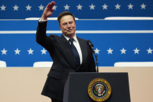 Elon Musk saluant la foule lors de l'investiture de Donald Trump.