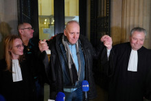 Dany Leprince aux côtés de son avocat Olivier Morice (à droite) à la Cour de cassation de Paris, le 23 janvier 2025.