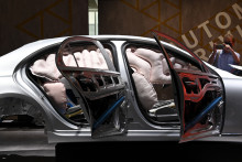Test d'airbags dans un véhicule Mercedes, en 2021.
