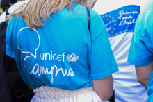 Une bénévole de l'Unicef à Paris.