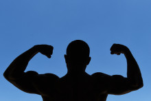 Un homme montre ses muscles (illustration)
