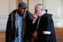 Dany Leprince (à gauche) s'entretient avec son avocat Olivier Morice (à droite) à la Cour de cassation de Paris, le 23 janvier 2025.