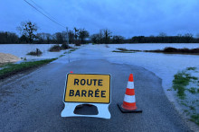 Une route barrée à cause des inondations (photo d'illustration).